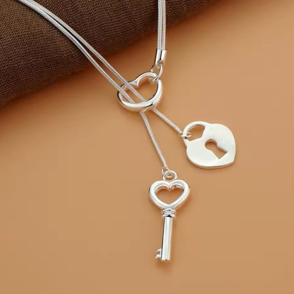 ◾️925 Sterling Silver Heart Shaped Key Lock Necklace - Picture 6 of 10